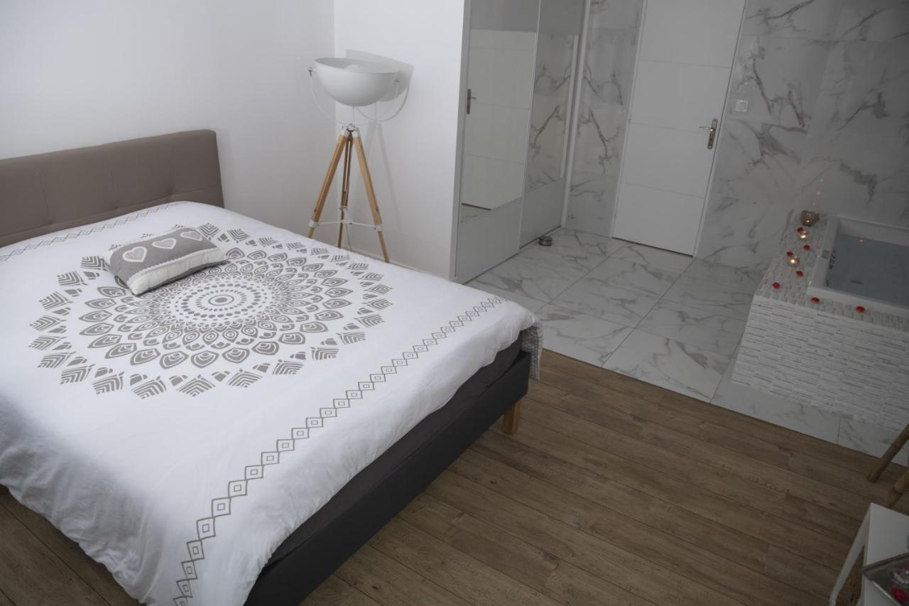 Апартаменты Triplex 110 M2 Centre Historique Avec Jacuzzi Динан Экстерьер фото